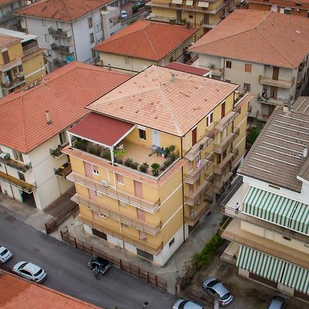 La Terrazza Su Fondi Apartment Luaran gambar